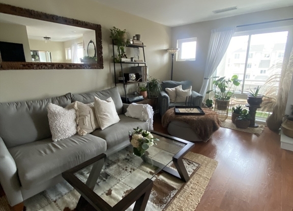 2 beds, 1.5 baths, 1,014 sqft, $3,000, Unit F304