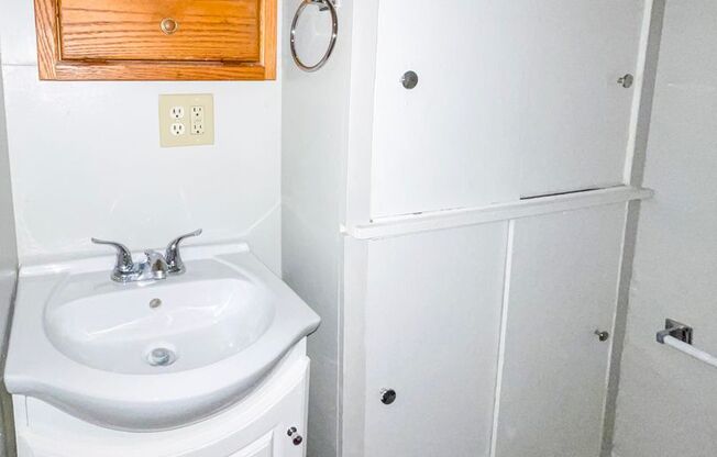 Studio, 1 bath, 300 sqft, $700, Unit Apt. 03