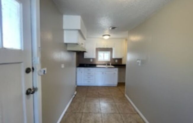 2 beds, 1 bath, $895, Unit 3113 NW 1st #A