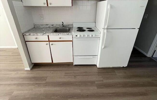 1 bed, 1 bath, $1,400, Unit 1141 Elm- 2R