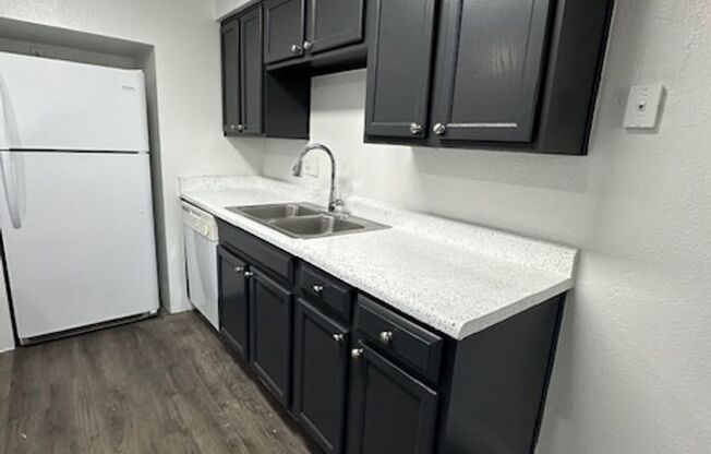 2 beds, 2 baths, 977 sqft, $1,545, Unit 14