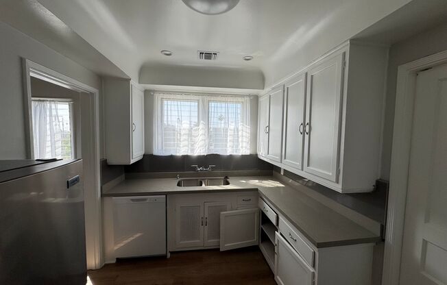 1 bed, 1 bath, $2,300, Unit 5320 1/2