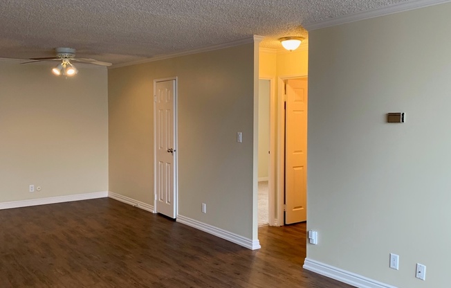 2 beds, 1 bath, 900 sqft, $1,521, Unit 301