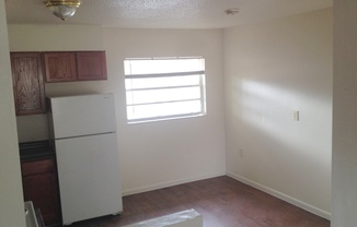 2 beds, 1 bath, $1,100, Unit 927 N. Iowa B - 14