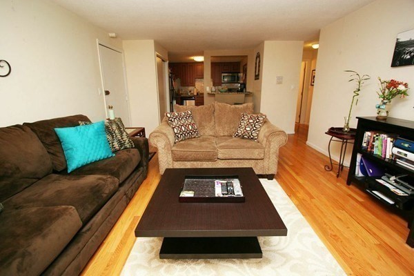 2 beds, 1 bath, 890 sqft, $3,100, Unit 14