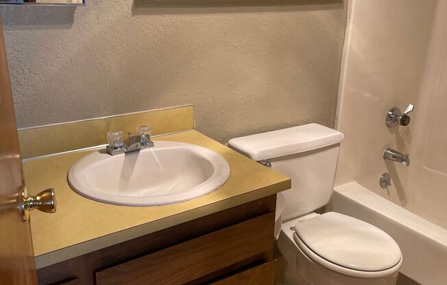2 beds, 1 bath, 712 sqft, $850, Unit 30