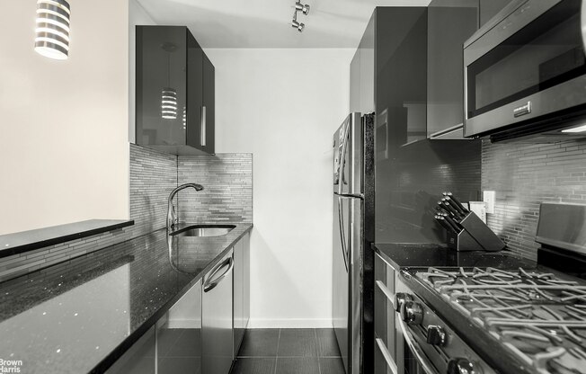 350 W 14 ST