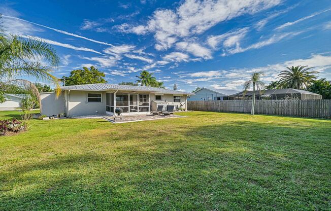 ** Charming Villa in Bonita Springs ~ Completely Renovated ~ Furnished ~ 1 Car Garage **