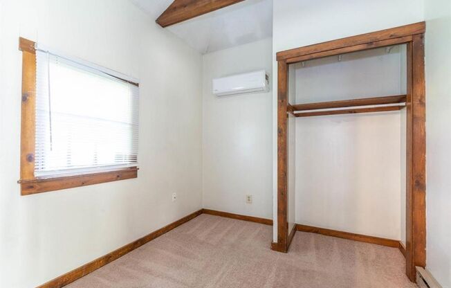 2 beds, 1 bath, $3,024, Unit 219 1/2 Carriage House