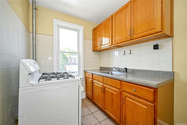 2 beds, 1 bath, 700 sqft, $2,700