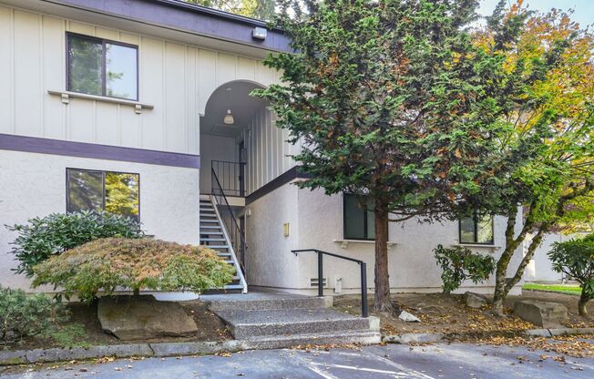 Spacious 3 Bed 2 Bath Kirkland Condo w/ Community Pool and Sauna!
