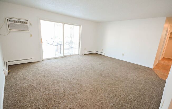 Main floor 1br condo steps from the Douglas Trail!