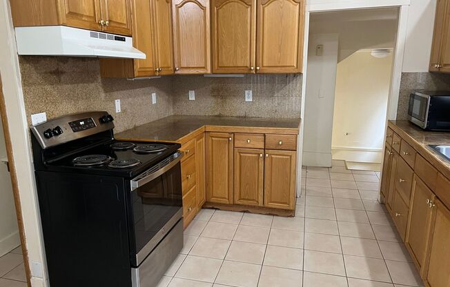 8 Bedroom 2 Bathroom House 6 Parking Spots U District