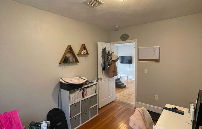 4 beds, 1 bath, $2,600, Unit 640 Smith #3