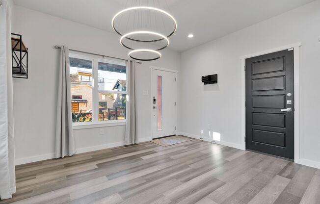 Modern Comfort Minutes from Downtown