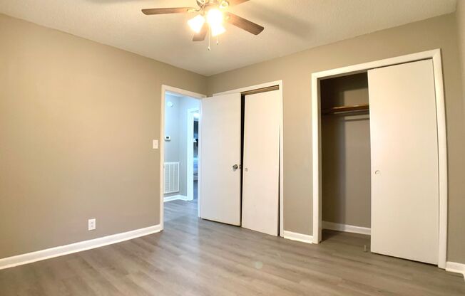 2 beds, 1 bath, 760 sqft, $995, Unit B