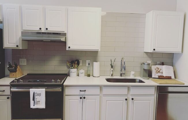 1 bed, 1 bath, 812 sqft, $1,400, Unit 211