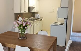 Kitchen and dining at Mason Hills Apartments in Mason, MI