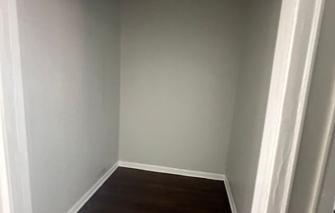 1 bed, 1 bath, $900, Unit 841 E 80th St. Unit 2