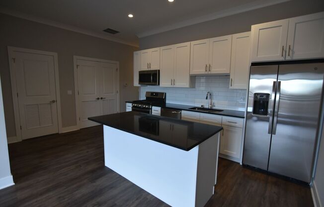 2 beds, 2 baths, 825 sqft, $3,550, Unit 927-205