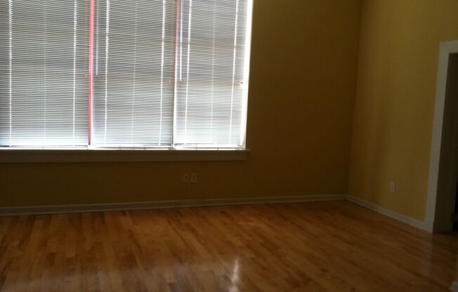 2 beds, 1 bath, 890 sqft, $1,350, Unit Apt 202