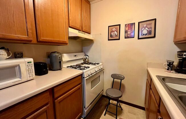 1 bed, 1 bath, $950, Unit 18