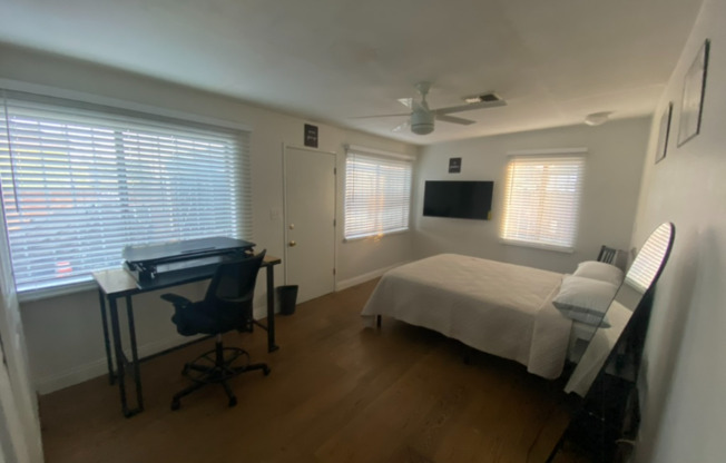 636 E 121 PL