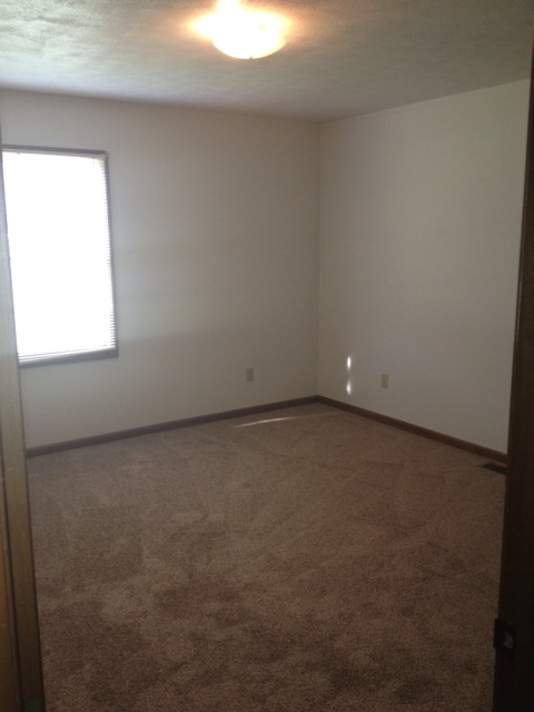 2 beds, 1 bath, $895, Unit APT. B