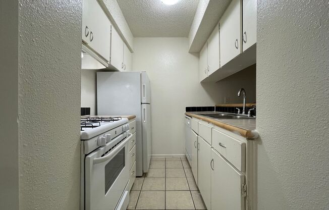 1 bed, 1 bath, 700 sqft, $995, Unit LAW11-321