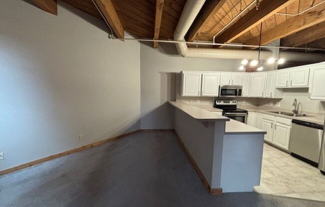 1 bed, 1 bath, 630 sqft, $1,350, Unit 914