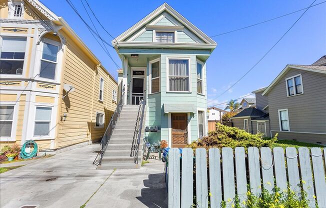 3249 Encinal Ave #B - 1 bedroom | 1 bath | Lower front unit