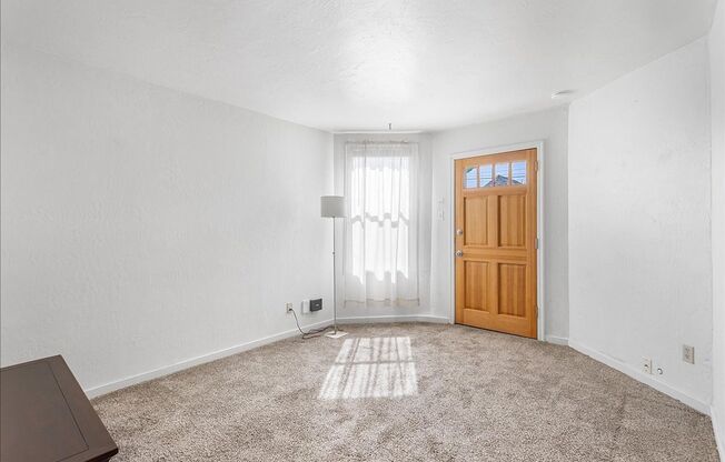 3249 Encinal Ave #B - 1 bedroom | 1 bath | Lower front unit