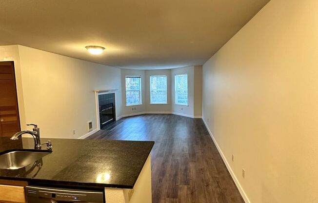 2 beds, 1 bath, $2,600, Unit 408