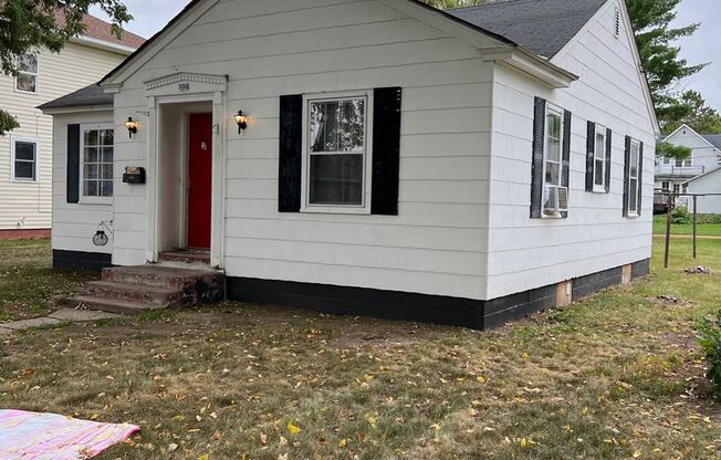 Charming 2 Bedroom and 1 Bath House Available!
