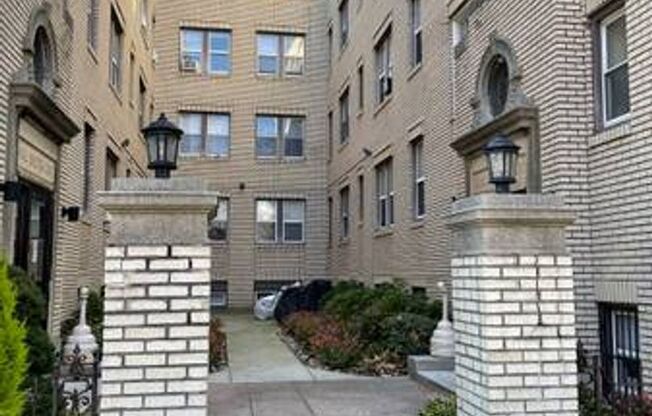 2 beds, 1 bath, 558 sqft, $1,360, Unit 2-B