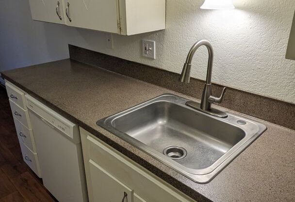 2 beds, 2 baths, 900 sqft, $1,525, Unit #24