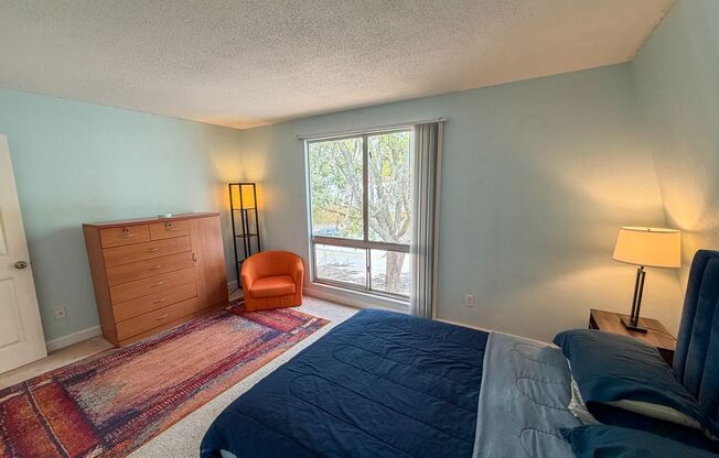 2 beds, 1 bath, $1,200, Unit Unit J-22