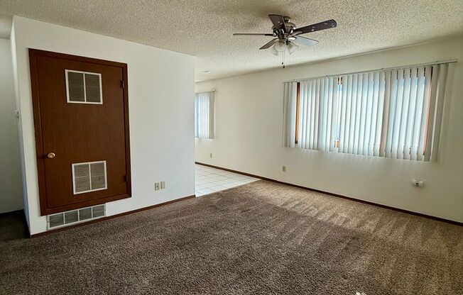 2 beds, 1 bath, 852 sqft, $833, Unit 9