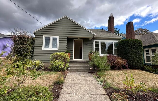 Renovated 1950s South Tabor Bungalow Near Mt. Tabor! 3bed/2bath pets ok! Video walkthrough