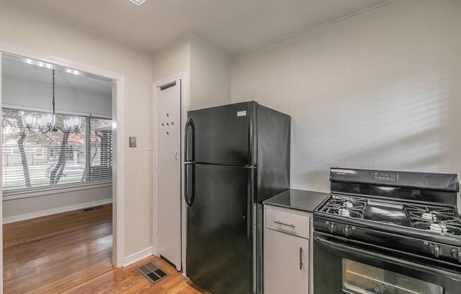 2 beds, 1 bath, $1,550