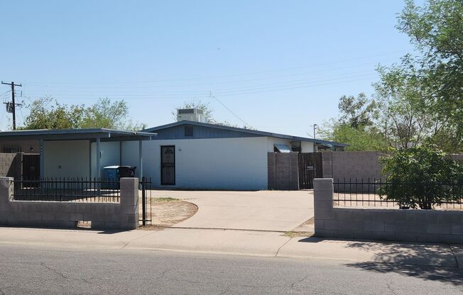 $1,400 Steal! Cozy 2-Bedroom Home in the Heart of Phoenix - Don’t Miss Out!