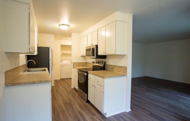 2 beds, 1 bath, 940 sqft, $1,545