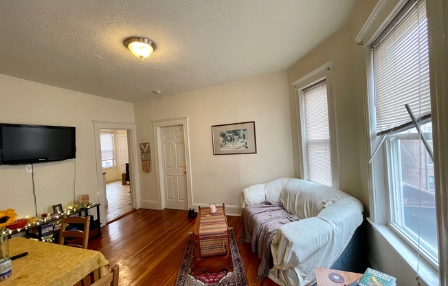 3 beds, 1 bath, $4,000, Unit 2