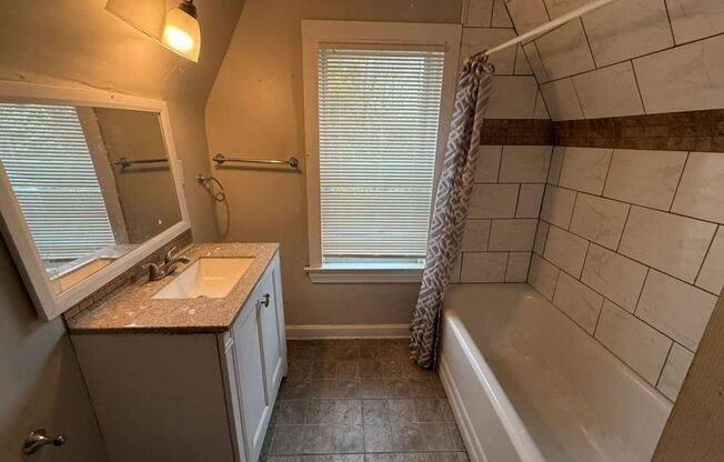 3 BED 1.5 BATH BEAUTIFUL SINGLE HOME!