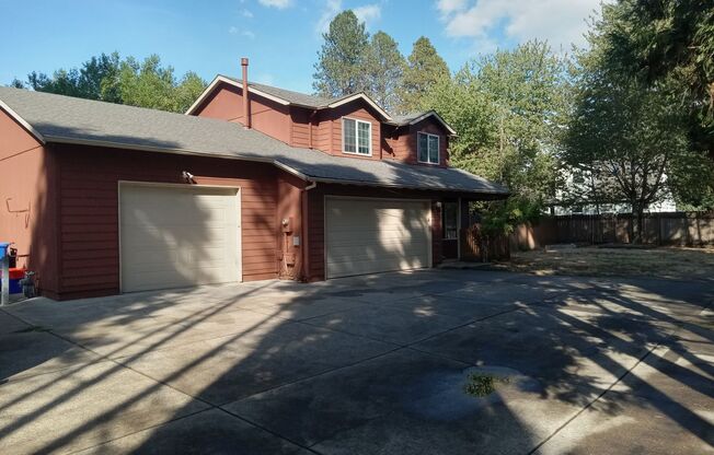 Milwaukie home- 3 bedroom 2.5 bath home with large shop! Great location