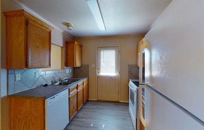 3 beds, 2 baths, $1,350