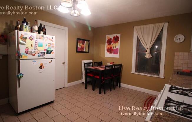 4 HOLLIS PL