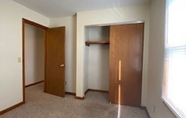 2 beds, 1 bath, $895, Unit APT. 2