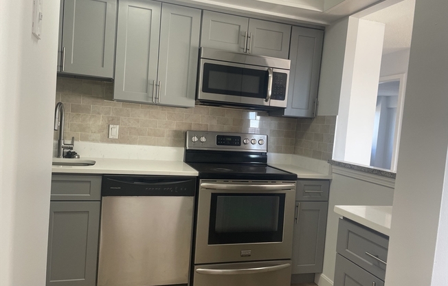 2 beds, 1 bath, 940 sqft, $2,350, Unit 13M