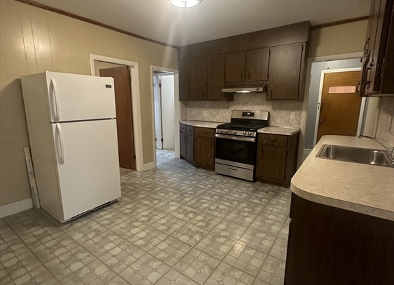 2 beds, 1 bath, 750 sqft, $2,600, Unit B